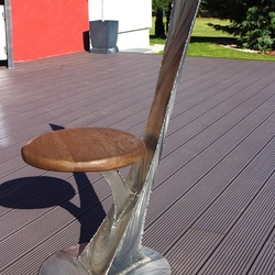 Moderner Stuhl aus Edelstahl – futuristisches Design