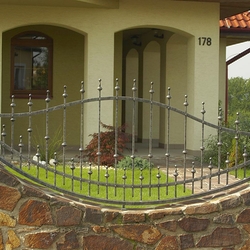 Schmiedeeiserner Bogenzaun – ´Feinheit und Schönheit´ – Zaun an einem Einfamilienhaus
