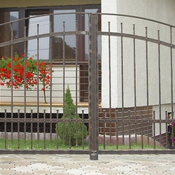 Ein schlichtes und außergewöhnliches geschmiedetes Tor an einem Einfamilienhaus