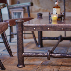 Luxuriöser, geschmiedeter Tisch und Stühle aus natürlichen Materialien – Metall, Stein, Leder – Luxusmöbel
