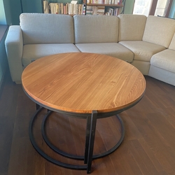 Praktischer runder Konferenztisch, zerlegbar auf zwei Stücke – geschmiedetes Möbel