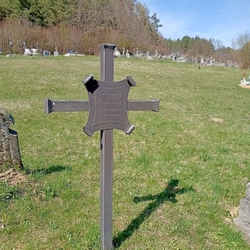 Einfaches Kreuz auf dem Grab