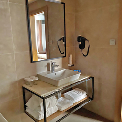 Badezimmer Set – Regal und Spiegel in modernem Design, hergestellt von UKOVMI für das Hotel Bellevue