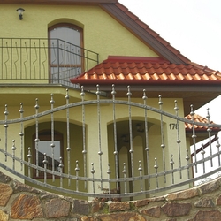 Einfamilienhaus, umzäunt von einem hochwertigen geschmiedeten Zaun