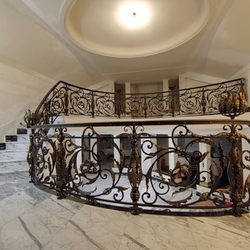 Rustikales geschmiedetes Geländer, hergestellt für einen Kunden in Prag – Treppeninnengeländer