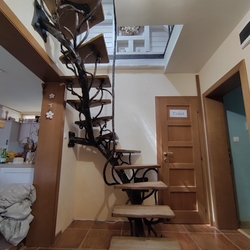 Luxuriöse Treppe mit dem Siegel von UKOVMI im Innenraum des Einfamilienhauses – geschmiedete Treppe