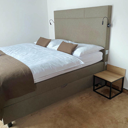 Moderner Nachttisch in einfachem Stil in einem Hotelzimmer – Metallmöbel