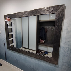 Moderner geschmiedeter Spiegel im Vorraum des Einfamilienhauses bearbeitet mit Polieren und Lackieren