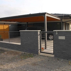 Moderner Zaun – schmiedeeiserner Zaun an einem Einfamilienhaus – modernes Design