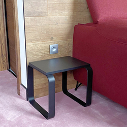 Einfacher, bogenförmiger Tisch – moderne Metallmöbel