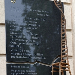 Gedenktafel für das Projekt ´Leerer Stuhl´ an der Evangelischen Vereinigten Schule in Prešov, Slowakei Gedenktafel für das Projekt ´Leerer Stuhl´ an der Evangelischen Vereinigten Schule in Prešov, Slowakei
