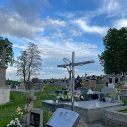 Denkmal mit einem Buch, errichtet zum Gedenken an zwei Priester