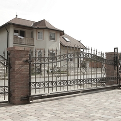 Hochwertiges Schiebetor und Umzäunung eines Einfamilienhauses – geschmiedete Tore und Zäune