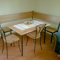 Eckbank, Tisch und Stühle im Appartement der Volkspension Šariš Park – geschmiedete Möbel