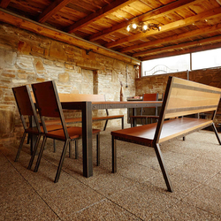 Moderne, geschmiedete Sitzmöbel in einer Laube – geschmiedete Möbel