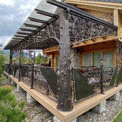 Ein Kunstwerk als komplexe Überdachung einer Terrasse mit Geländer in der Tatra