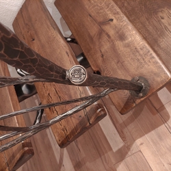 Detail eines luxuriösen handgeschmiedeten Geländers mit dem Logo des Kunstschmiedeateliers UKOVMI