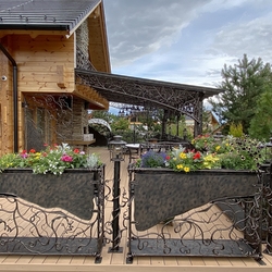 Kunstdesign der Terrasse – geschmiedetes Überdach, Geländer, Leuchten und Möbel entworfen und handgemacht von UKOVMI