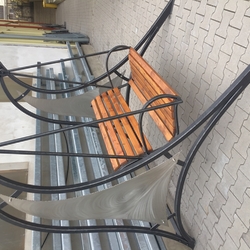 Moderne geschmiedete Schaukel mit Edelstahl und Holz